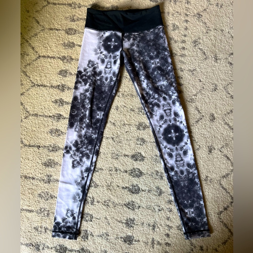 Lulu mid rise limited edition leggings. 28” sz4 Excellent Condition